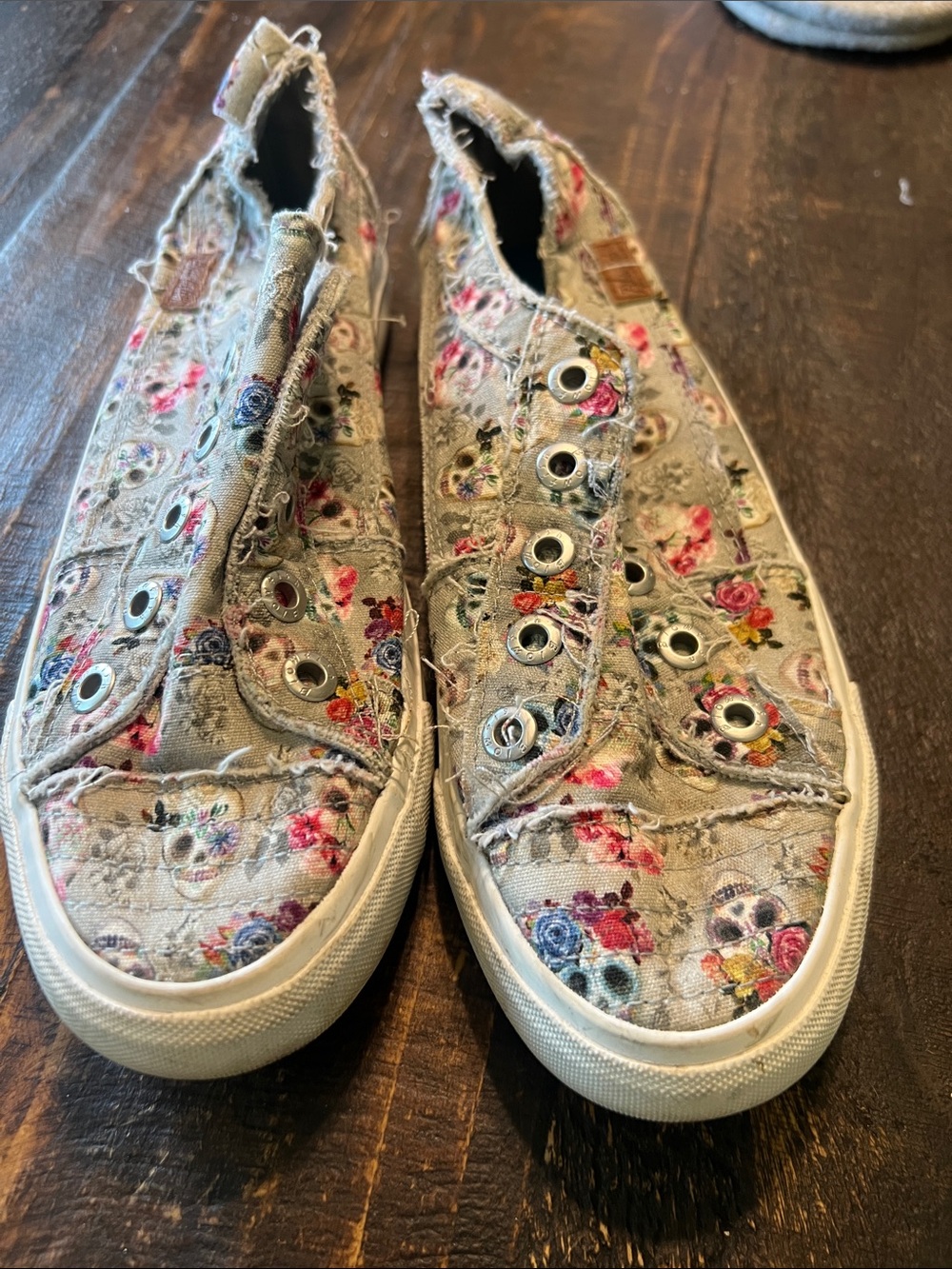 Women's Slip-On Canvas Loafers in Beige Floral Skull Print